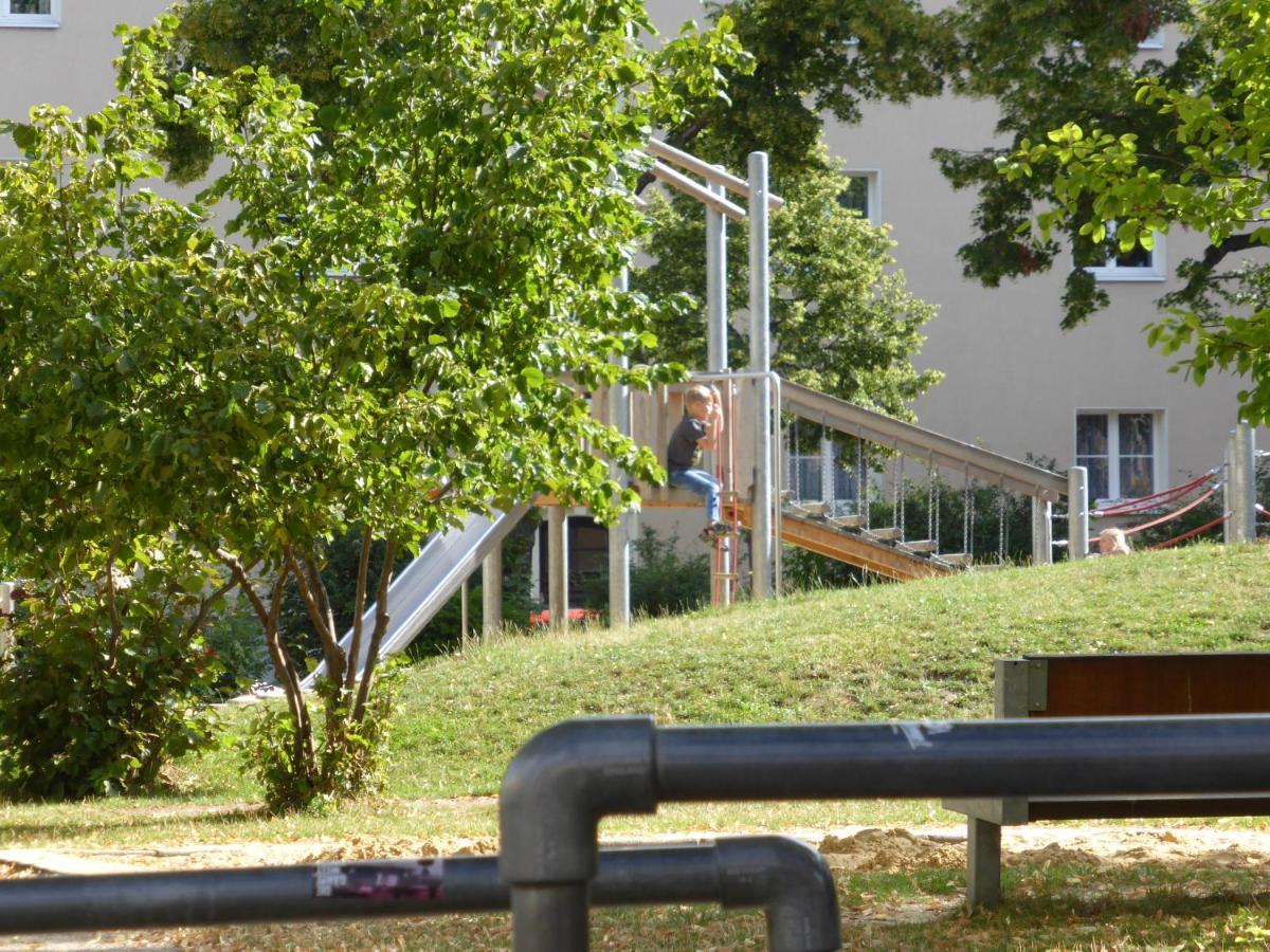 Apartment Humboldt 3 Schlafzimmer,Wifi, Netflix Parken, Terrasse, Klimatisiert, Naehe Zentrum Jena Bagian luar foto