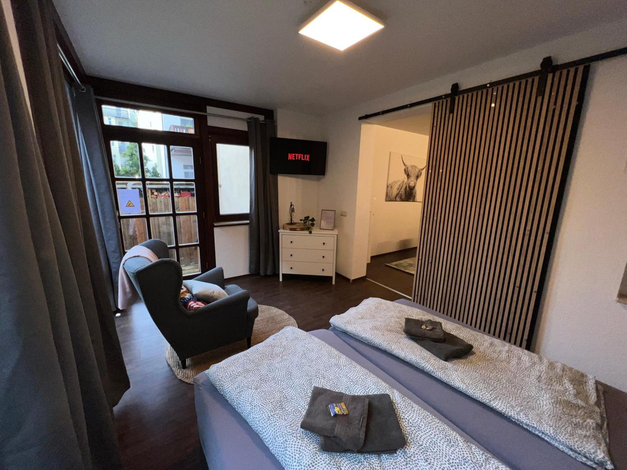 Apartment Humboldt 3 Schlafzimmer,Wifi, Netflix Parken, Terrasse, Klimatisiert, Naehe Zentrum Jena Bagian luar foto