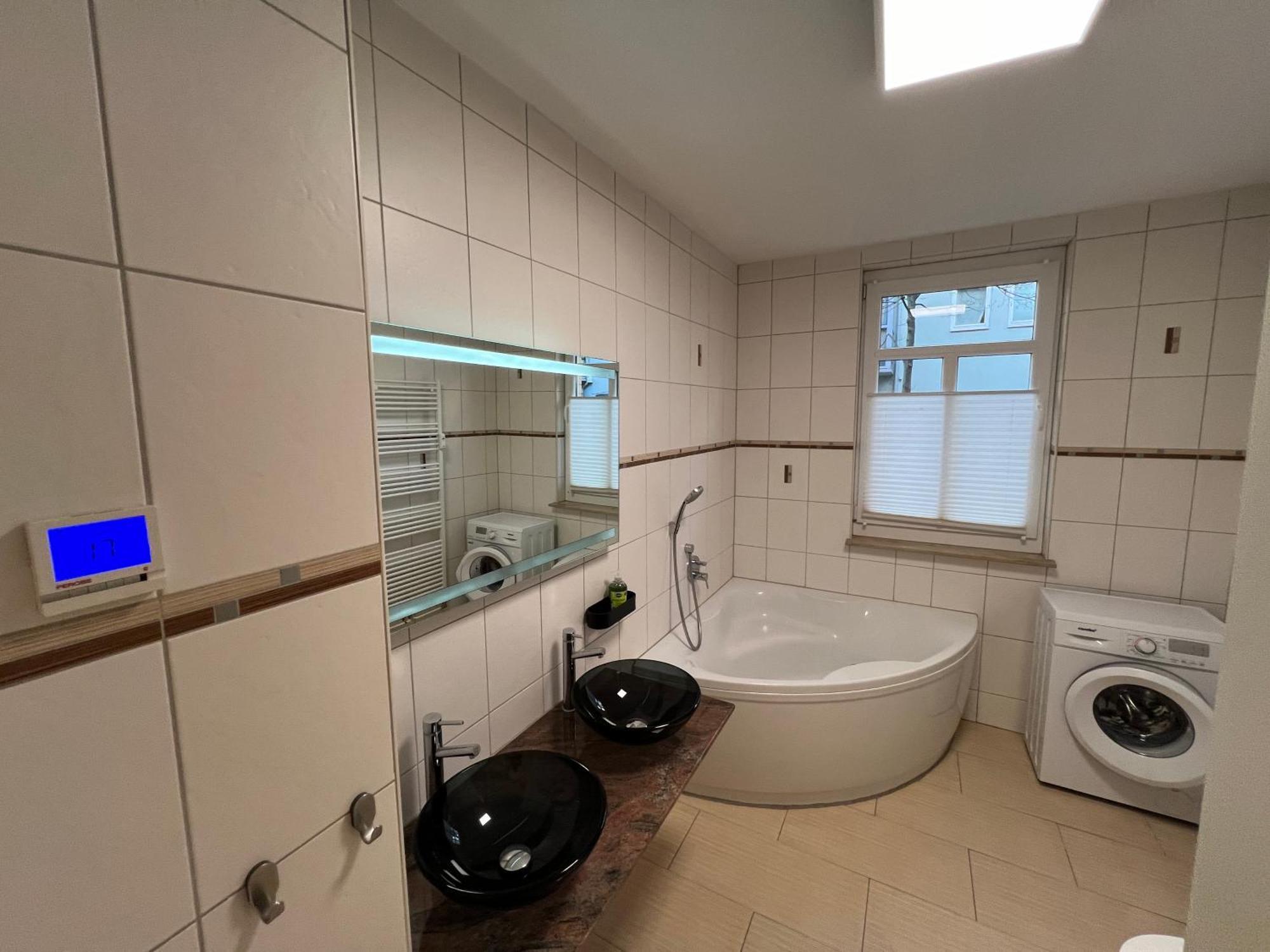 Apartment Humboldt 3 Schlafzimmer,Wifi, Netflix Parken, Terrasse, Klimatisiert, Naehe Zentrum Jena Bagian luar foto