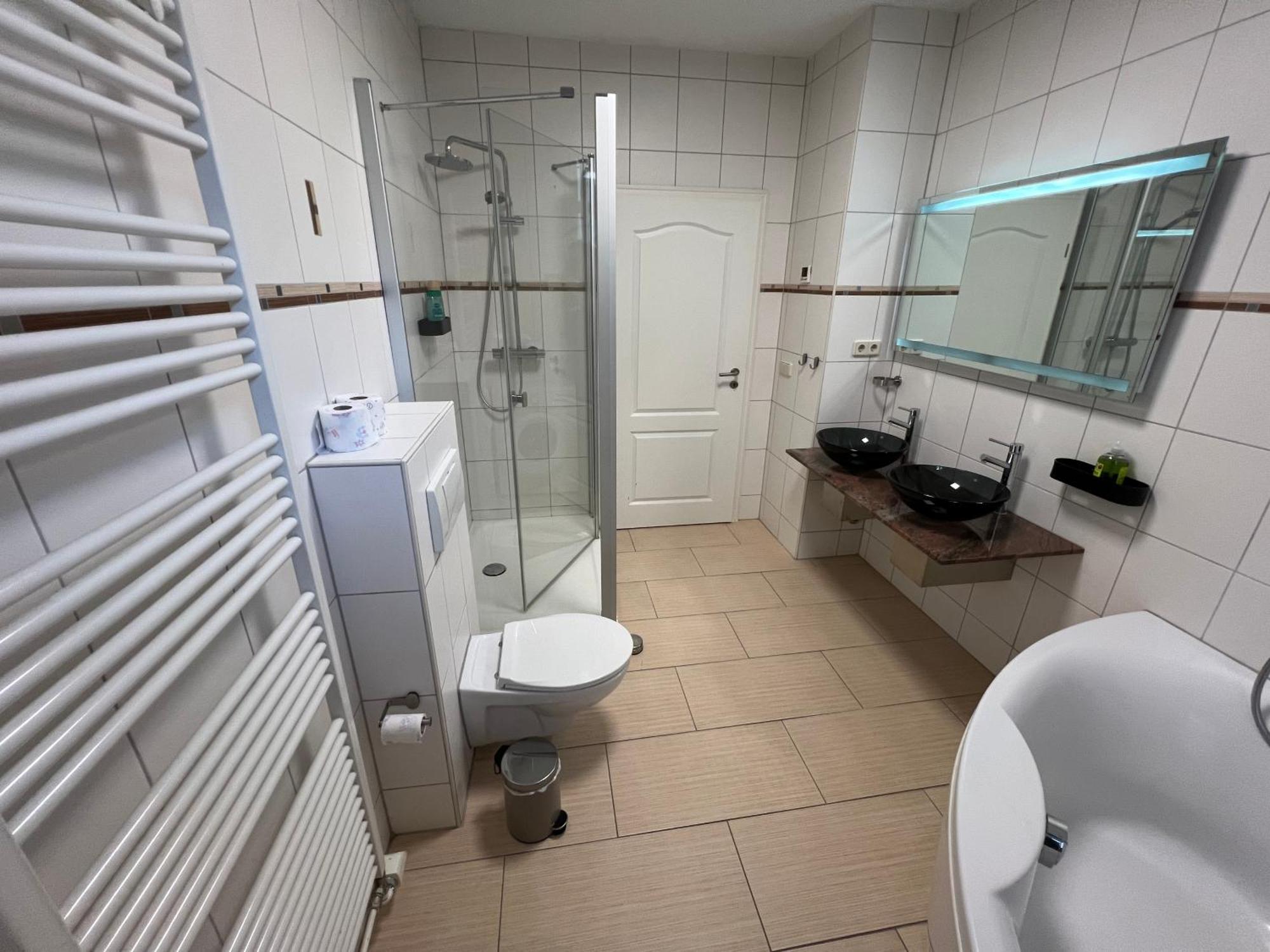 Apartment Humboldt 3 Schlafzimmer,Wifi, Netflix Parken, Terrasse, Klimatisiert, Naehe Zentrum Jena Bagian luar foto