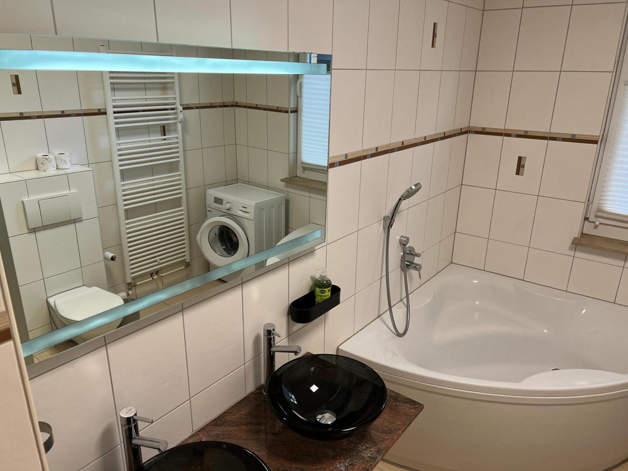 Apartment Humboldt 3 Schlafzimmer,Wifi, Netflix Parken, Terrasse, Klimatisiert, Naehe Zentrum Jena Bagian luar foto